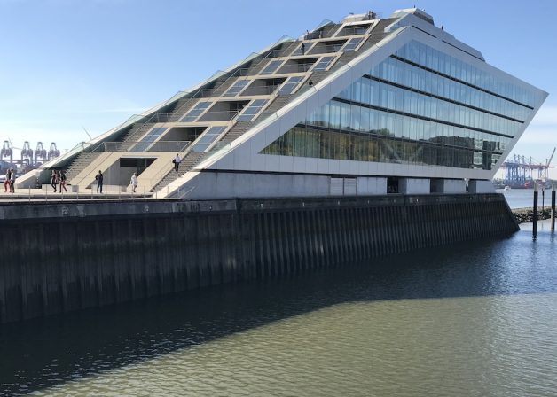 Hamburg-ALUTA-szakmai-tanulmányút-épület-látogatás