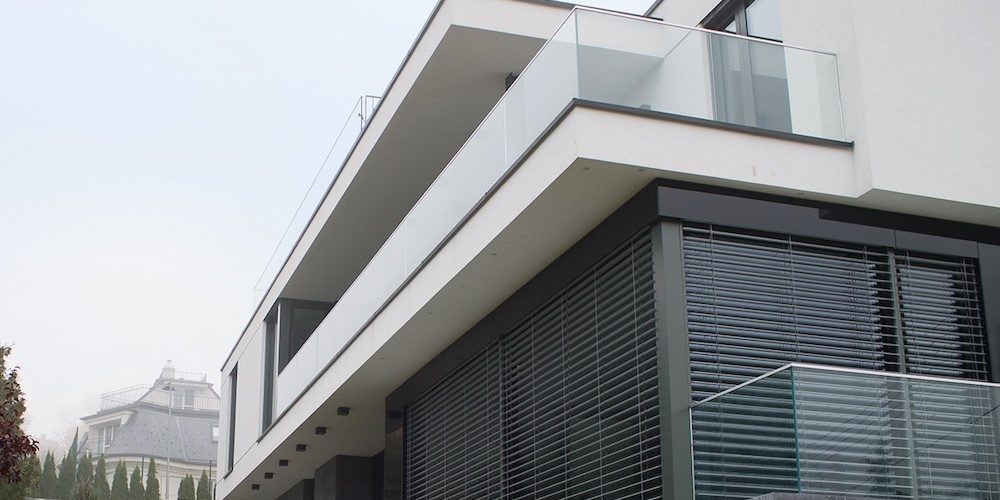 Reynaers-aluminium-emelo-tolo-ajto-ablak-uveg-homlokzat-burkolat-Schlotterer-92Z-Raffstore-zsaluzia-minimal-house-terasz-lepcso-gyep-kert-kulter-exterior