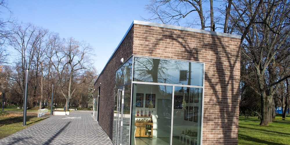 Reynaers-aluminium-fuggonyfal-bejarati-ajto-portal-uvegfal-kommunalis-ter-uzlet-portal-kozossegi-terburkolat-kulter-exterior