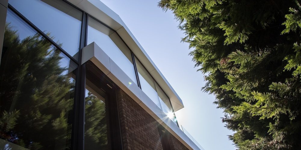 Schuco-aluminium-ablak-emelo-tolo-ajto-alakos-geometria-fuggonyfal-homlokzat-burkolat-ferde-teto-burkolat-uveg-epiteszet-kulter-exterior