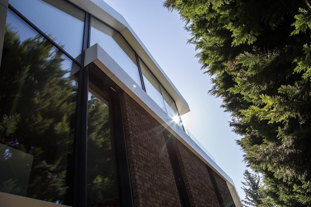 Schuco-aluminium-ablak-emelo-tolo-ajto-alakos-geometria-fuggonyfal-homlokzat-burkolat-ferde-teto-burkolat-uveg-epiteszet-kulter-exterior