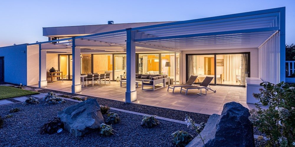 Schuco-aluminium-emelo-tolo-ajto-ablak-uveg-epiteszet-pergola-fix-arnyekolo-terasz-minimal-house-kulter-exterior-night