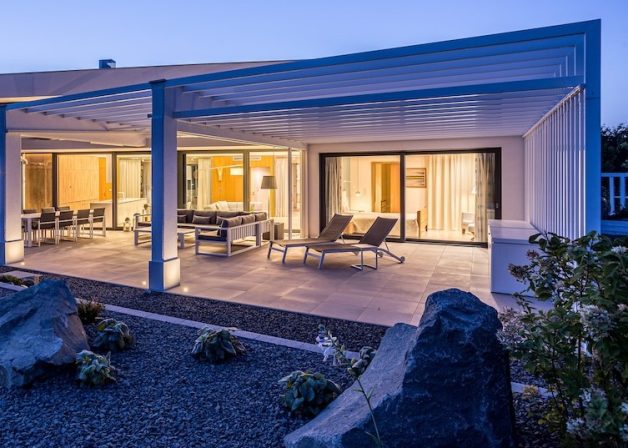 Schuco-aluminium-emelo-tolo-ajto-ablak-uveg-epiteszet-pergola-fix-arnyekolo-terasz-minimal-house-kulter-exterior-night