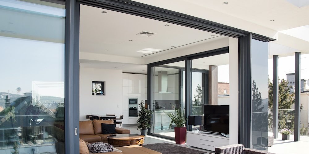 Schuco-aluminium-emelo-tolo-ajto-harom-sines-nyilaszaro-tarsashaz-uveg-homlokzat-burkolat-terasz-minimal-house-uveg-epiteszet-kulter-exterior