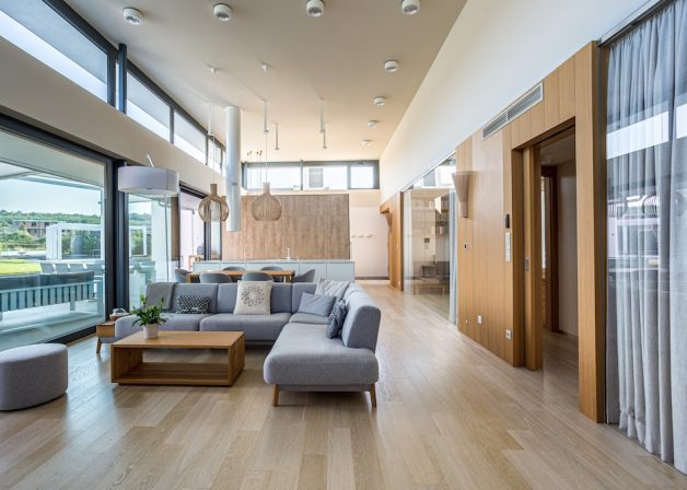 Schuco-aluminium-emelo-tolo-erkelyajto-ajto-ablak-nappali-uveg-epiteszet-minimal-house-belter-interior