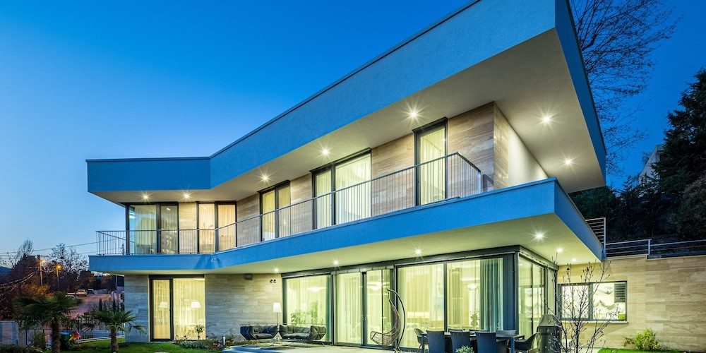 Schuco-aluminium-erkelyajto-ablak-uveg-lamellas-arnyekolo-schlotterer-plisze-rovarhalo-epiteszet-medence-udvar-kert-kulter-exterior-night