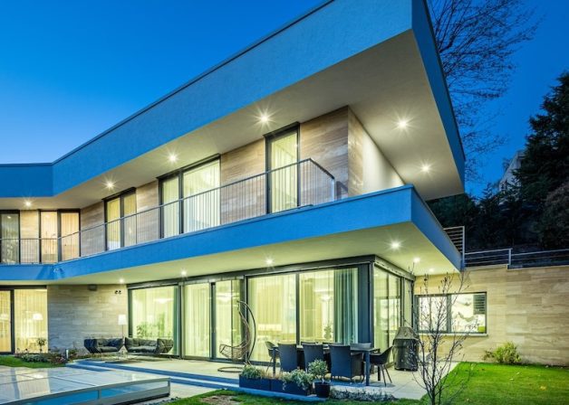 Schuco-aluminium-erkelyajto-ablak-uveg-lamellas-arnyekolo-schlotterer-plisze-rovarhalo-epiteszet-medence-udvar-kert-kulter-exterior-night