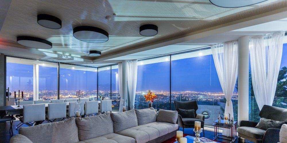 Schuco-aluminium-keret-nelkuli-toloajto-PD77-slide-door-frameless-uvegfal-uveg-uveg-sorolas-nappali-belter-interior-night