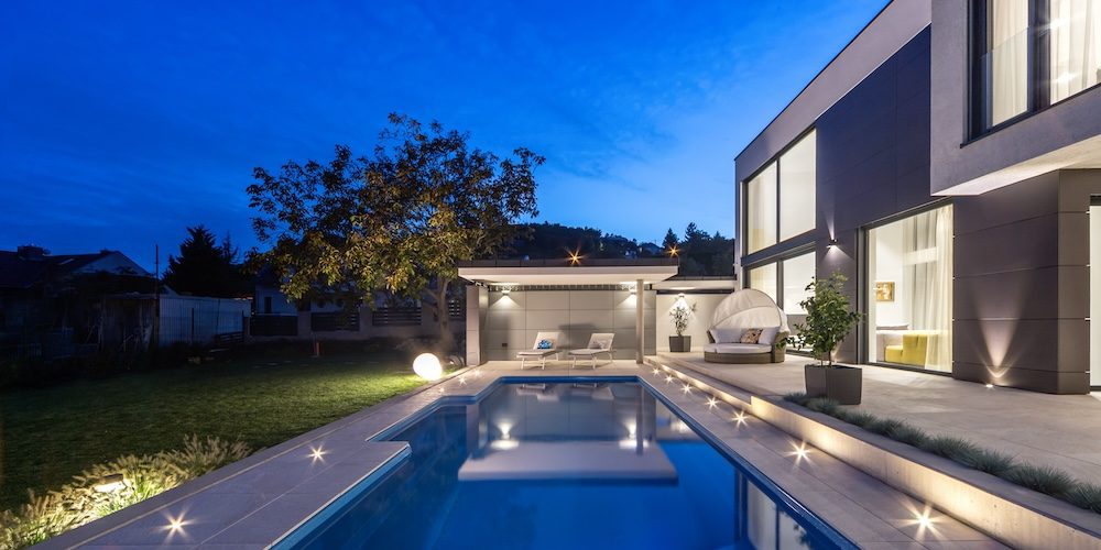 Schuco-aluminium-toloajto-ablak-emelo-tolo-KAV-uveg-uveg-sarok-Schlotterer-80D-raffstore-minimal-house-kulter-udvar-medence-terasz-exterior-night