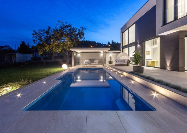 Schuco-aluminium-toloajto-ablak-emelo-tolo-KAV-uveg-uveg-sarok-Schlotterer-80D-raffstore-minimal-house-kulter-udvar-medence-terasz-exterior-night