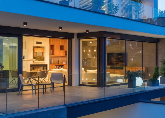 Schuco-aluminium-toloajto-ablak-emelo-tolo-KAV-uveg-uveg-sarok-minimal-house-kulter-udvar-terasz-exterior