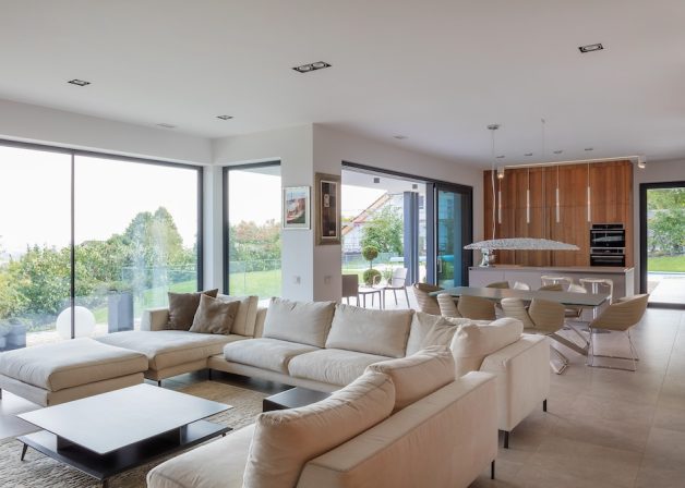 Schuco-aluminium-uveg-uveg-sorolas-toloajto-emelo-tolo-ablak-KAV-napplai-szoba-minimal-house-belter-terasz-interior