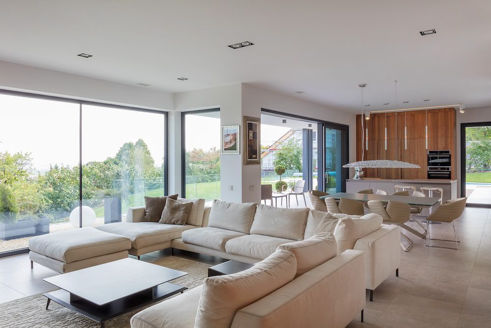 Schuco-aluminium-uveg-uveg-sorolas-toloajto-emelo-tolo-ablak-KAV-napplai-szoba-minimal-house-belter-terasz-interior