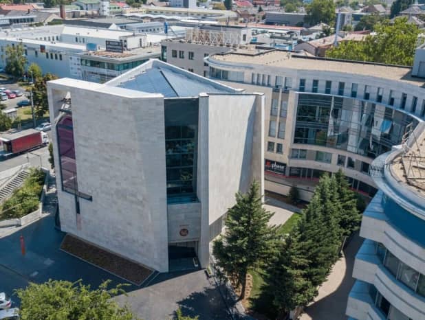 A KAV támogatásával újult meg a vizafogói plébánia