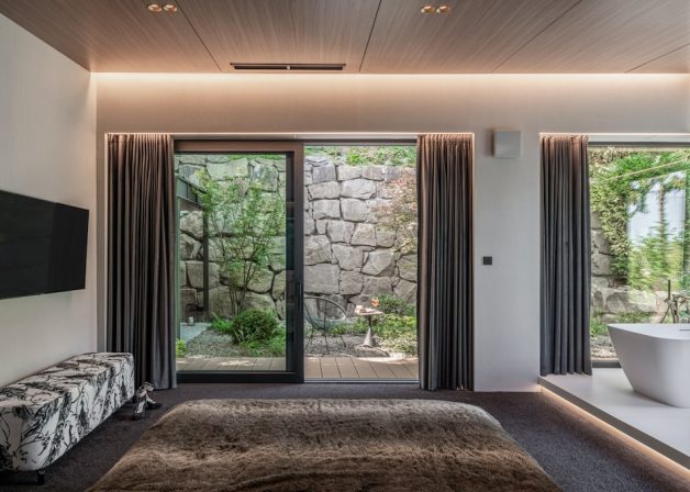 Schuco-aluminium-ASE80-toloajto-egy-sines-minimal-interior