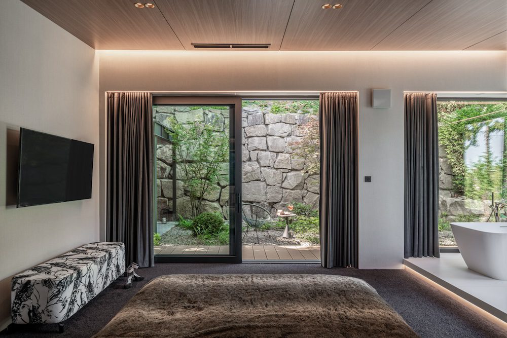 Schuco-aluminium-ASE80-toloajto-egy-sines-minimal-interior