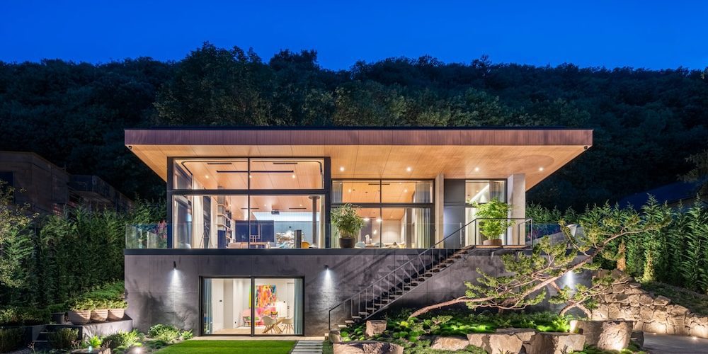 Schuco-aluminium-keret-nelkuli-frameless-PD77-AWS75-ASE80-motoros-toloajto-szarnyra-lemezelt-bejarati-ajto-minimal-interior