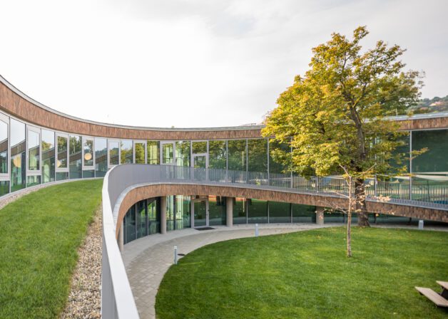Aluminium curtain wall with arches and large glass surfaces