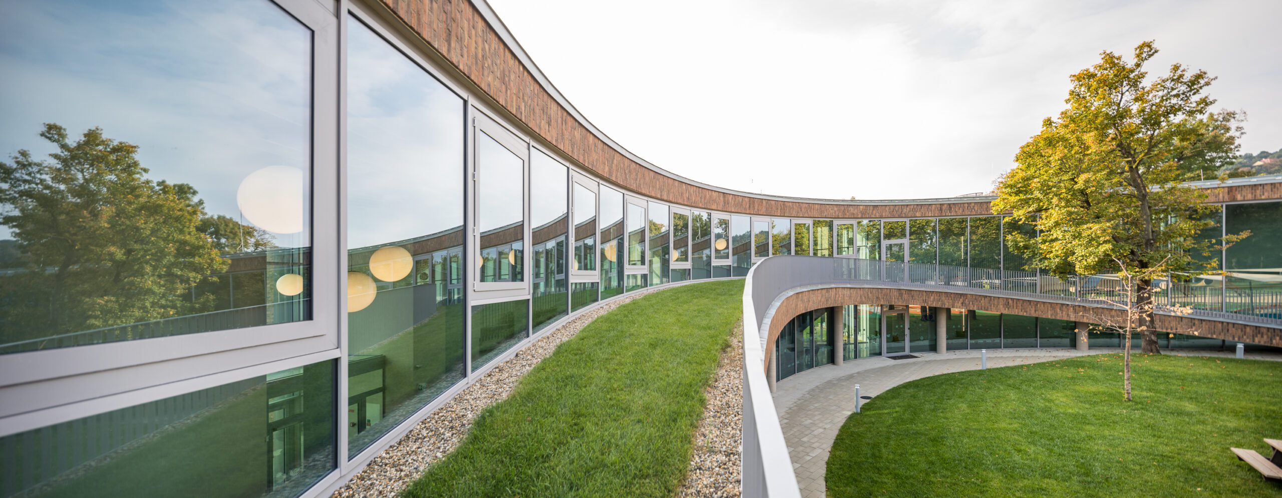 Aluminium curtain wall with arches and large glass surfaces