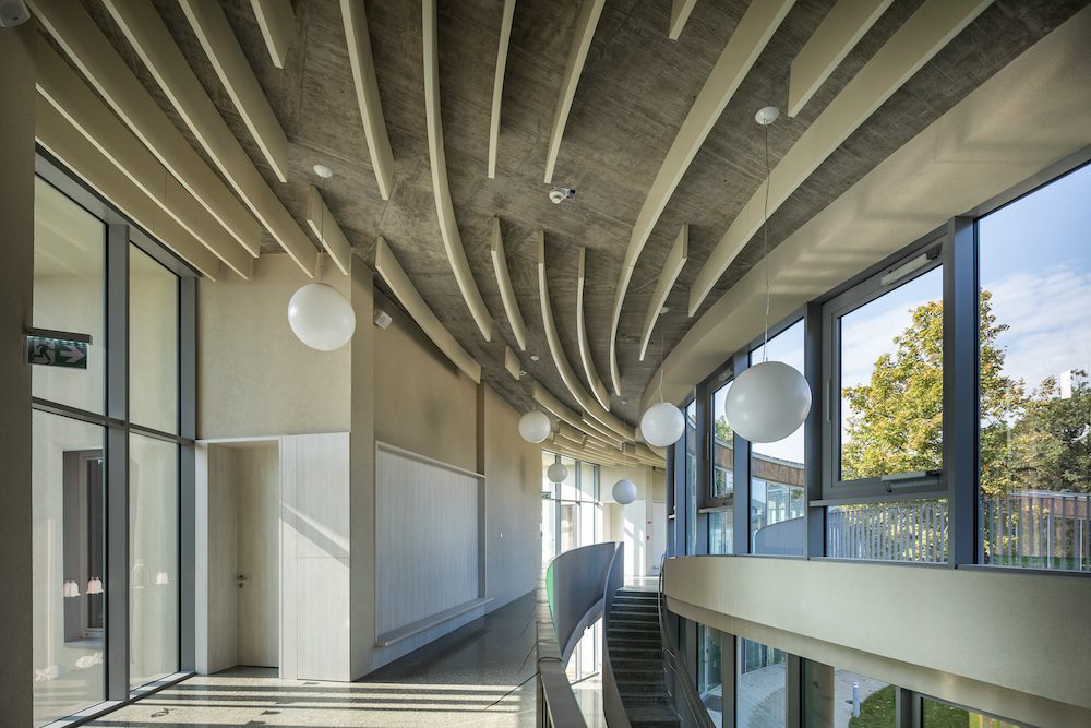 aluminium-fuggonyfal-uvegfal-schuco-wicona-fassaden-emelkedo-rising-curtain-wall-ives-curved-glass-jumbo-smoke-exhaust-fustelvezeto-panik-ajto-panic-door-interior