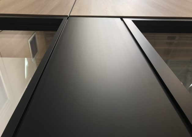 Schüco-alumínium-szellőző-szárny-beépített-falburkolat