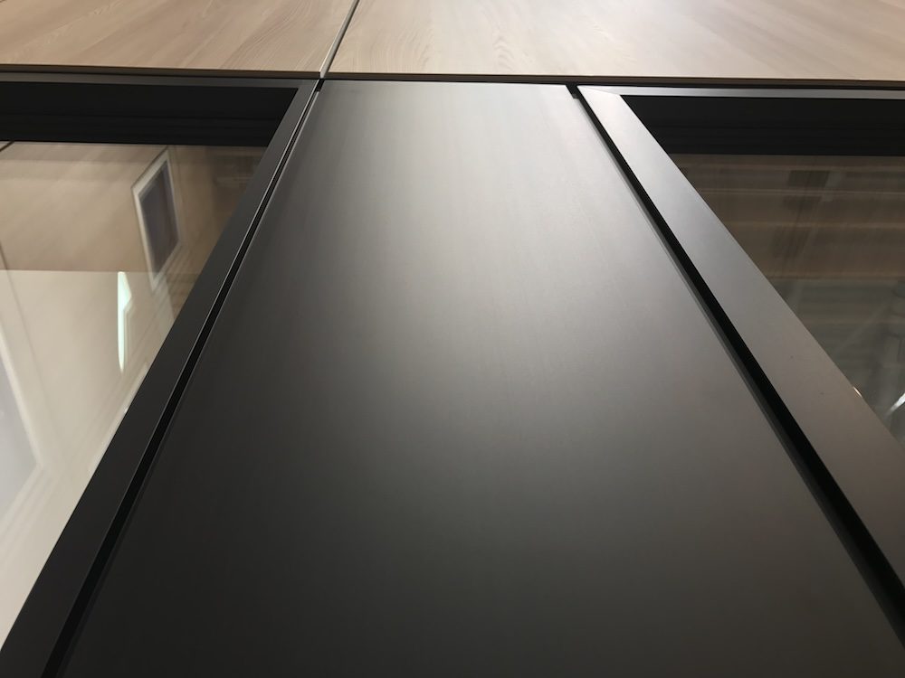 Schüco-alumínium-szellőző-szárny-beépített-falburkolat