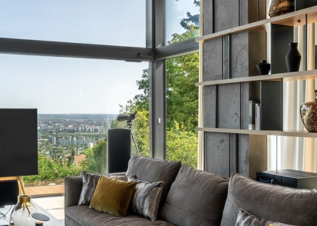 Schüco-alumínium-keret-nélküli-frameless-PD77-AWS75-ASE80-motoros-tolóajtó-függönyfal-curtain-wall-minimal-interior
