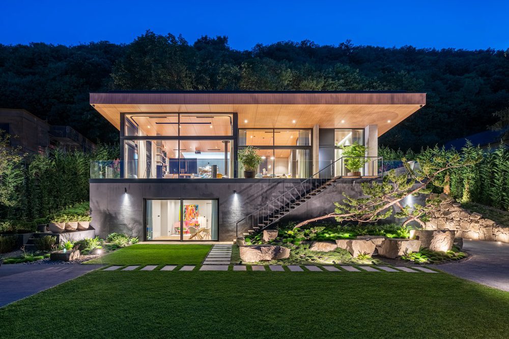 Keret nélküli nyílászárók egy modern villaépületben