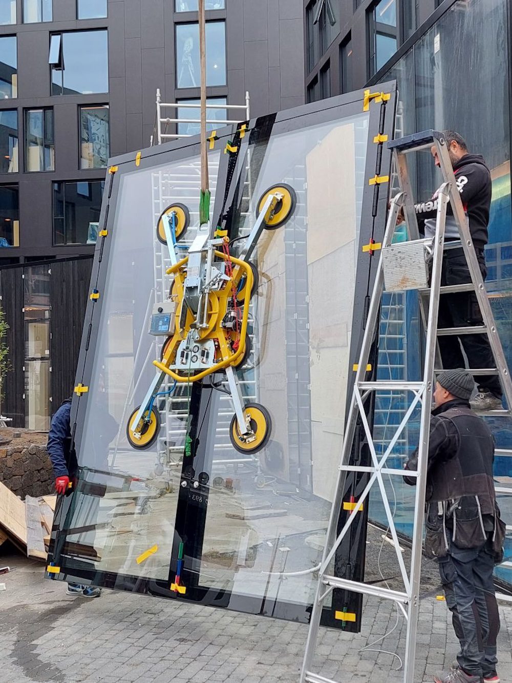 Alumínium-bejárati-ajtó-egyedi-Izland-Hotel-Edition-üvegburkolat-üvegragasztott-szárny-tok-beépítés