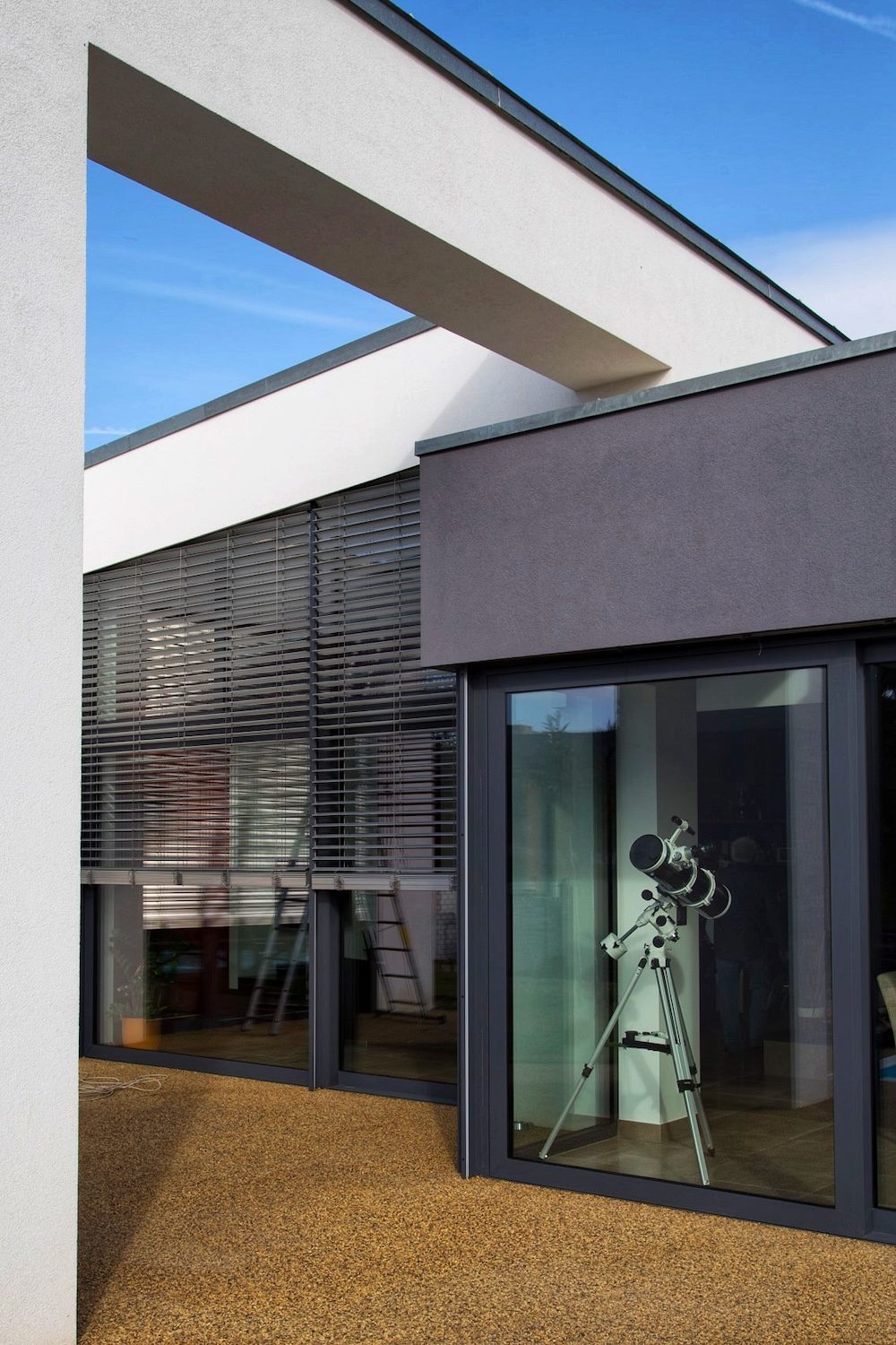 Schüco-alumínium-emelő-toló-ajtó-ferde-szemöldök-alakos-külső-napvédelem-nyílászáró-Schlotterer-raffstore-lamellás-árnyékoló-motoros-rejtett-geometria-exterior