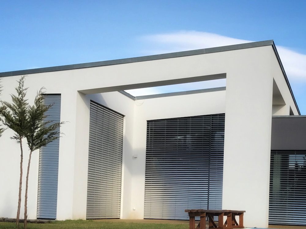 Schüco-alumínium-ferde-szemöldök-alakos-külső-napvédelem-nyílászáró-Schlotterer-raffstore-lamellás-árnyékoló-motoros-rejtett-geometria-exterior