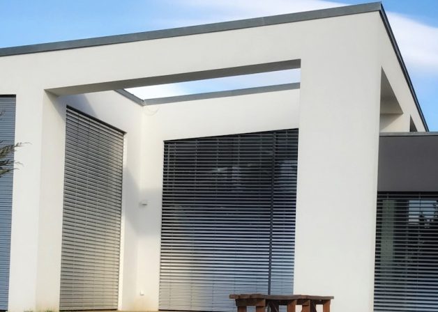 Schüco-alumínium-ferde-szemöldök-alakos-külső-napvédelem-nyílászáró-Schlotterer-raffstore-lamellás-árnyékoló-motoros-rejtett-geometria-exterior_