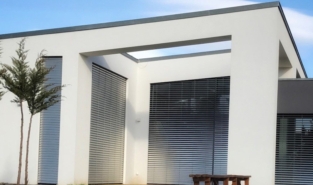 Schüco-alumínium-ferde-szemöldök-alakos-külső-napvédelem-nyílászáró-Schlotterer-raffstore-lamellás-árnyékoló-motoros-rejtett-geometria-exterior_
