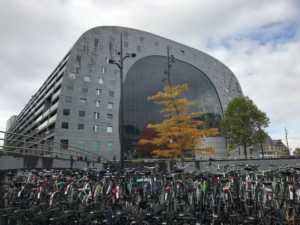 Rotterdam-piac-csarnok-utcai-homlokzata-az-uvegfallal-es-erkelyekkel