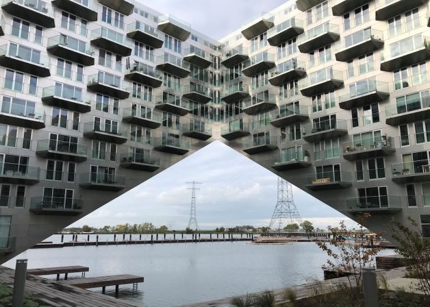 Rotterdam-tarsashaz-udvari-homlokzati-reszlete-a-viz-fele