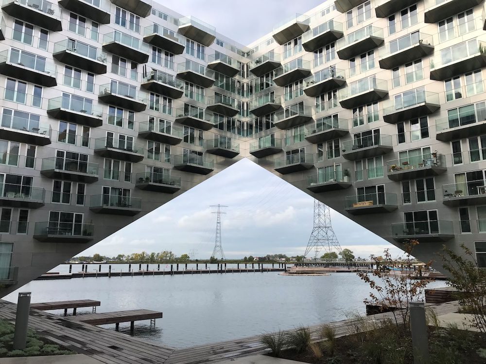 Rotterdam-tarsashaz-udvari-homlokzati-reszlete-a-viz-fele