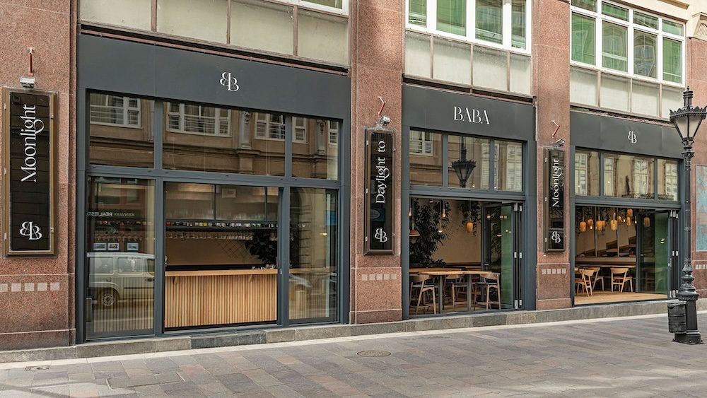 Schüco-alumínium-emelő-toló-harmónika-ajtó-étterem-terasz-kapcsolat-homlokzat-sas-baba