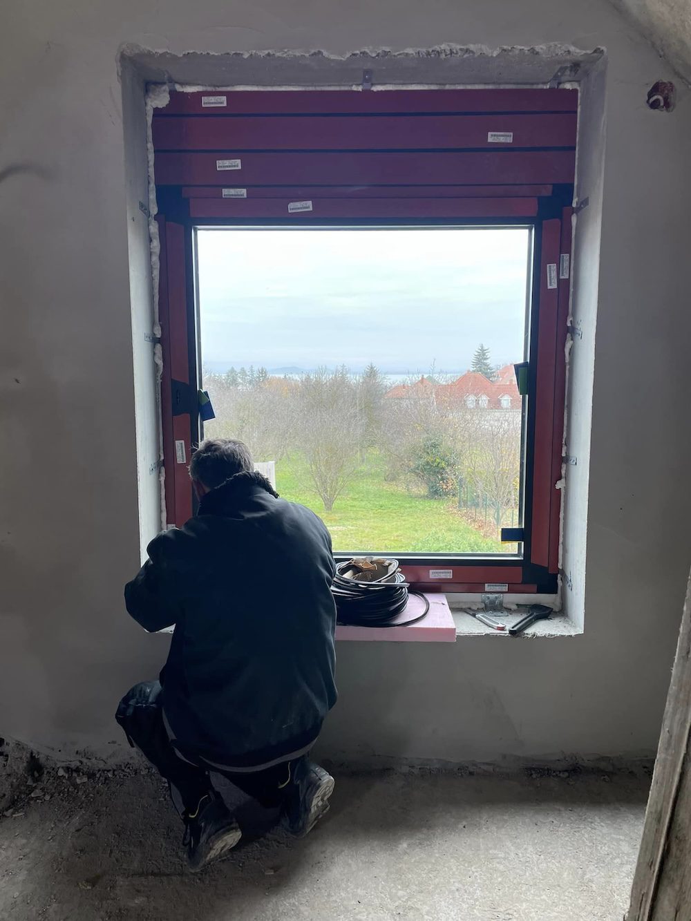 Reynaers-alumínium-ablak-beépítés-munkaközi-tokmagasító-tokszélesítő-állapot-KAV-kivitelezés