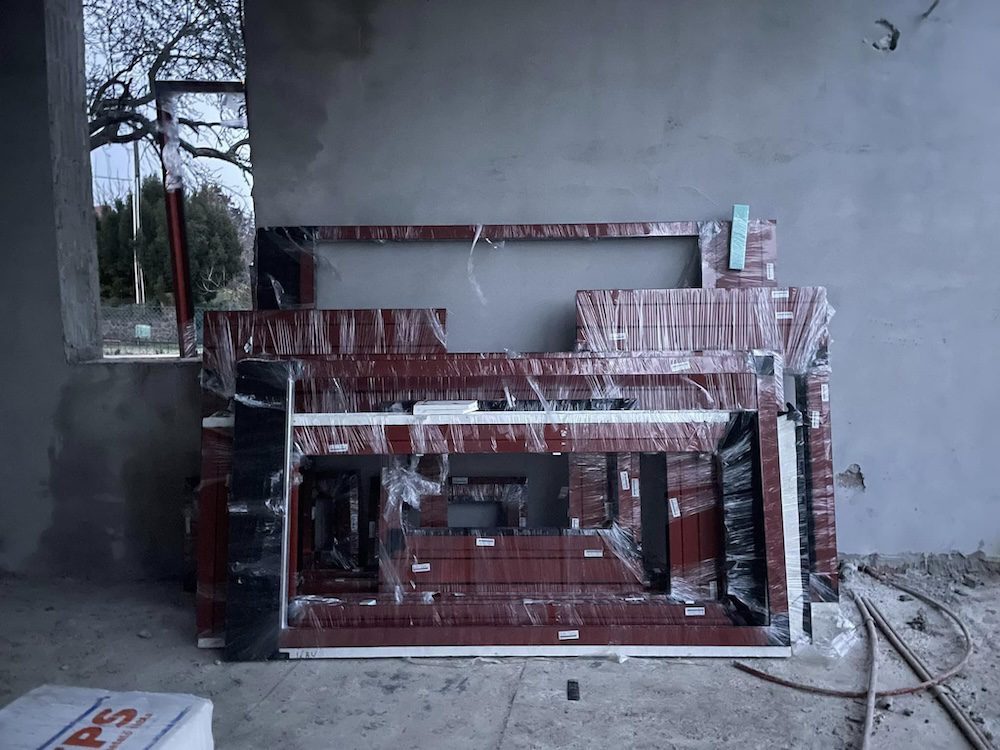 Reynaers-alumínium-ajtó-üvegfal-ablak-kiszállítás-tárolás-csomagolás-munkaközi-állapot-KAV-kivitelezés