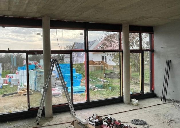 Reynaers-alumínium-emelő-toló-ajtó-üvegfal-beépítés-munkaközi-állapot-KAV-kivitelezés