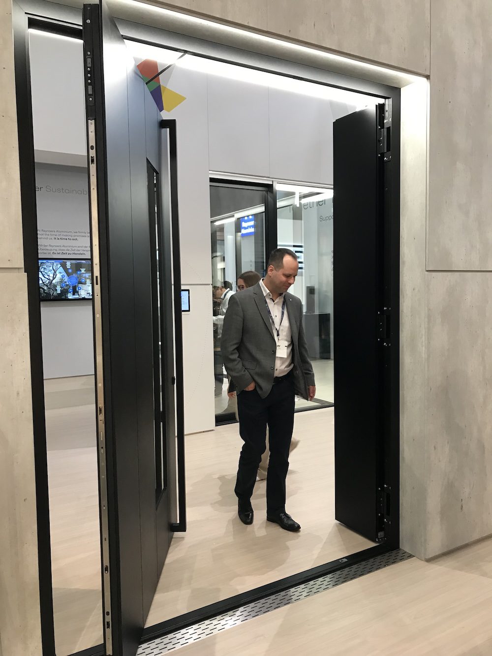 Reynaers-alumínium-pivot-ajtó-nyitható-oldalelemmel