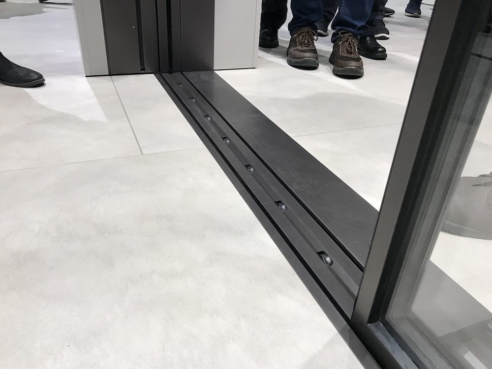 Schüco-alumínium-PD-frameless-keret-nélküli-tolóajtó-motorosan-emelkedő-átfutó-küszöbbel