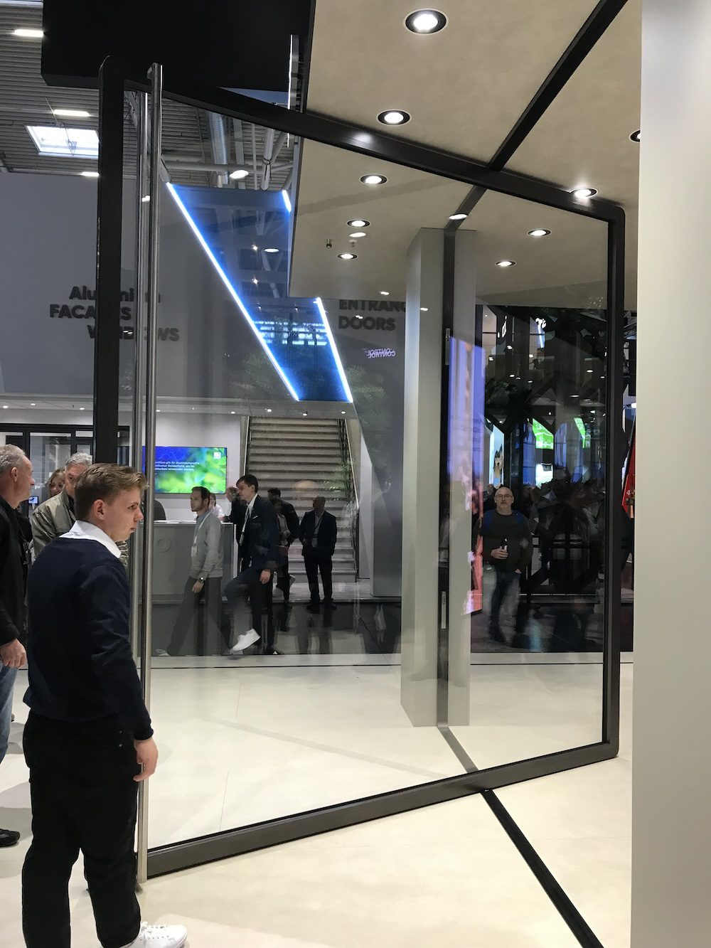 Schüco-alumínium-pivot-ajtó-nyitott-állapotban