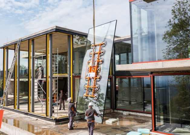 alumínium-ablak-függönyfal-nyilászáró-jumbo-nagy-méretű-üvegezés-üveg-üvegpanel- egyedi-beemelés-ablak-beépítés-üvegező-robot-pókdaru