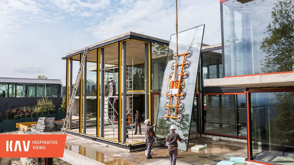 alumínium-ablak-függönyfal-nyilászáró-jumbo-nagy-méretű-üvegezés-üveg-üvegpanel- egyedi-beemelés-ablak-beépítés-üvegező-robot-pókdaru