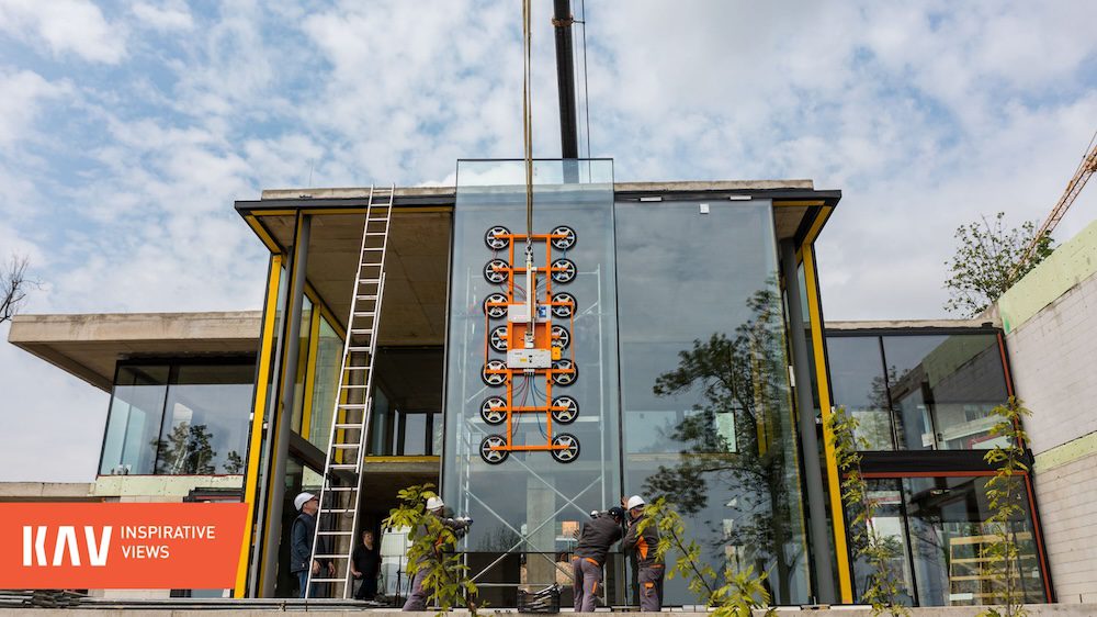 alumínium-ablak-üvegfal-függönyfal-nyilászáró-jumbo-nagy-méretű-üvegezés-üveg-üvegpanel- egyedi-beemelés-ablak-beépítés-üvegező-robot-pókdaru.jpg