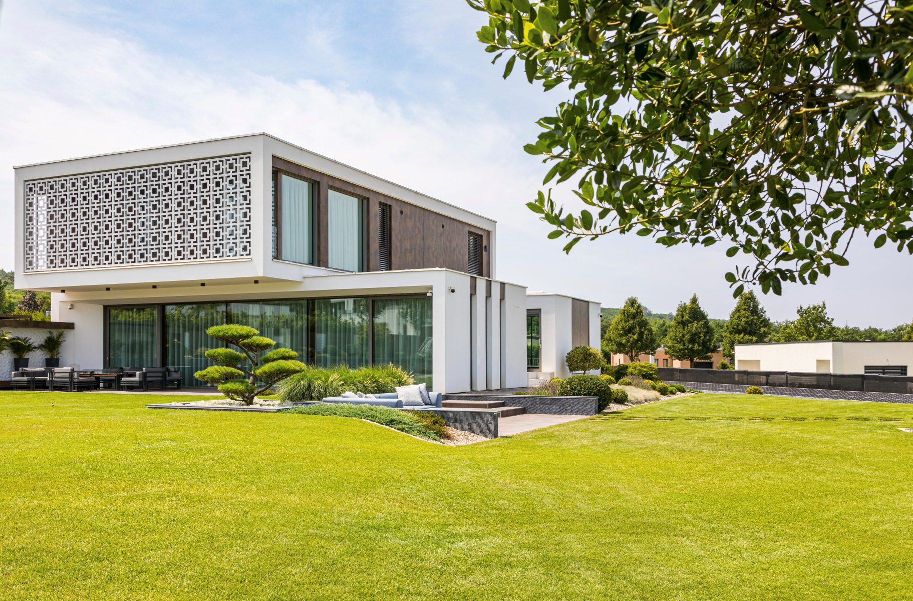 Schuco-Reynaers-aluminium-window-door-slide-glass-exterior-fassaden-decorative-facade