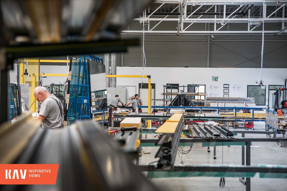 alumínium-nyílászáró-gyártás-zsaluzia-árnyékolás-egyedi-Renson-Schlotterer-Warema-Reynaers-Schüco-cnc-automatizálás-ipar40-ablakgyár-ablakgyártó-üzem-raktár-üvegragasztás-üveg