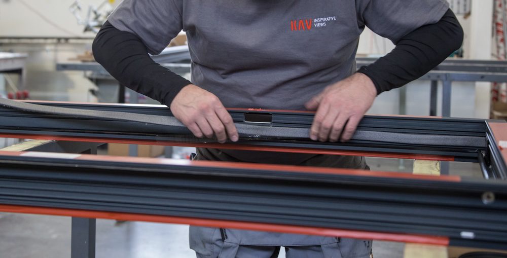 alumínium-nyílászáró-gyártás-Reynaers-Schüco-cnc-automatizálás-ipar40-ablakgyár-ablakgyártó-üzem-raktár-üveggyár-üvegragasztás