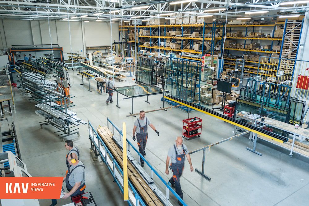 alumínium-nyílászáró-gyártás-Reynaers-Schüco-cnc-automatizálás-ipar40-ablakgyár-ablakgyártó-üzem-tárolás-üveg-üvegragasztás